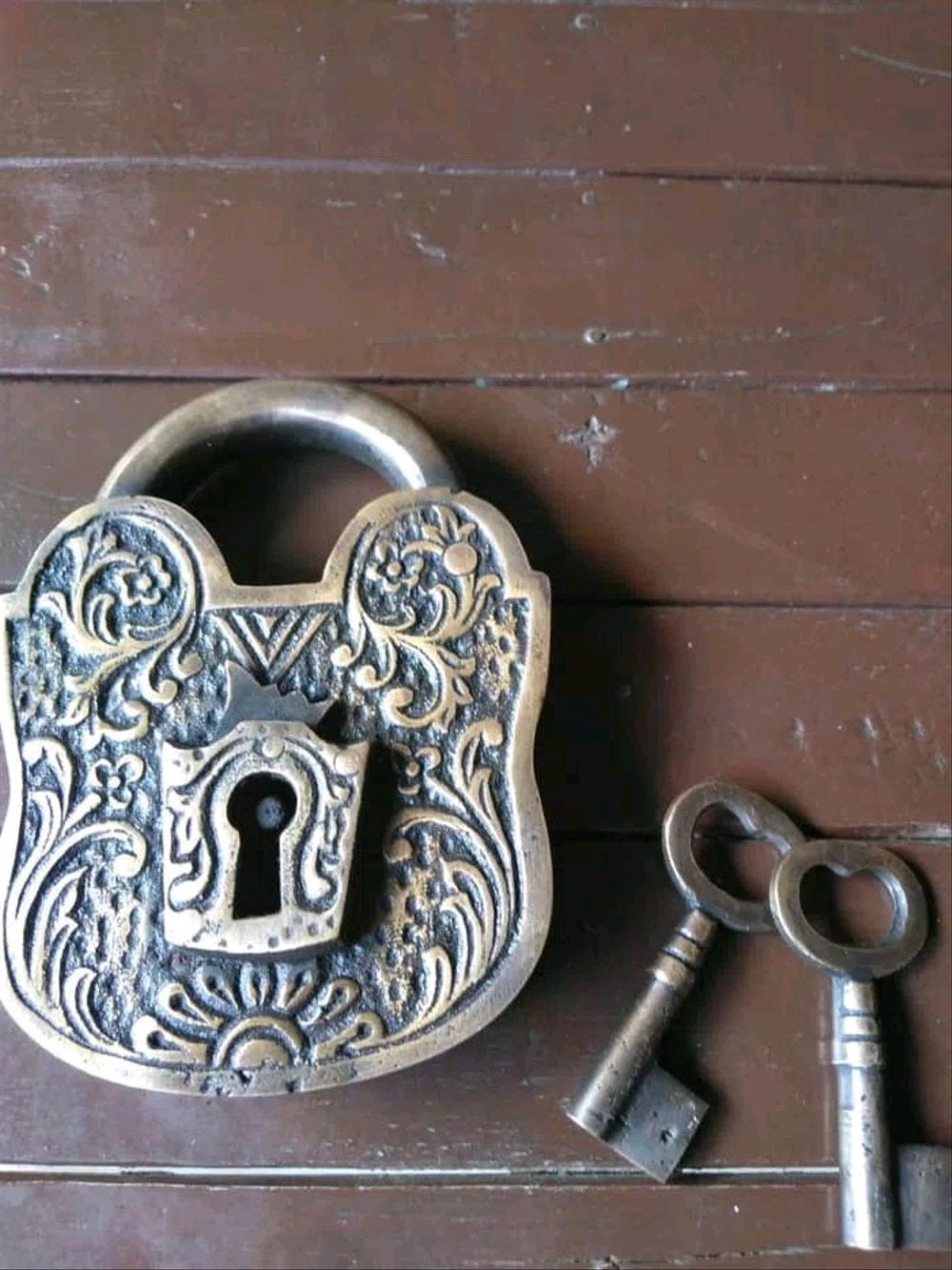 4.92" inches Vintage Large Victorian Full Engraved Solid Brass Working PADLOCK and Skeleton Keys