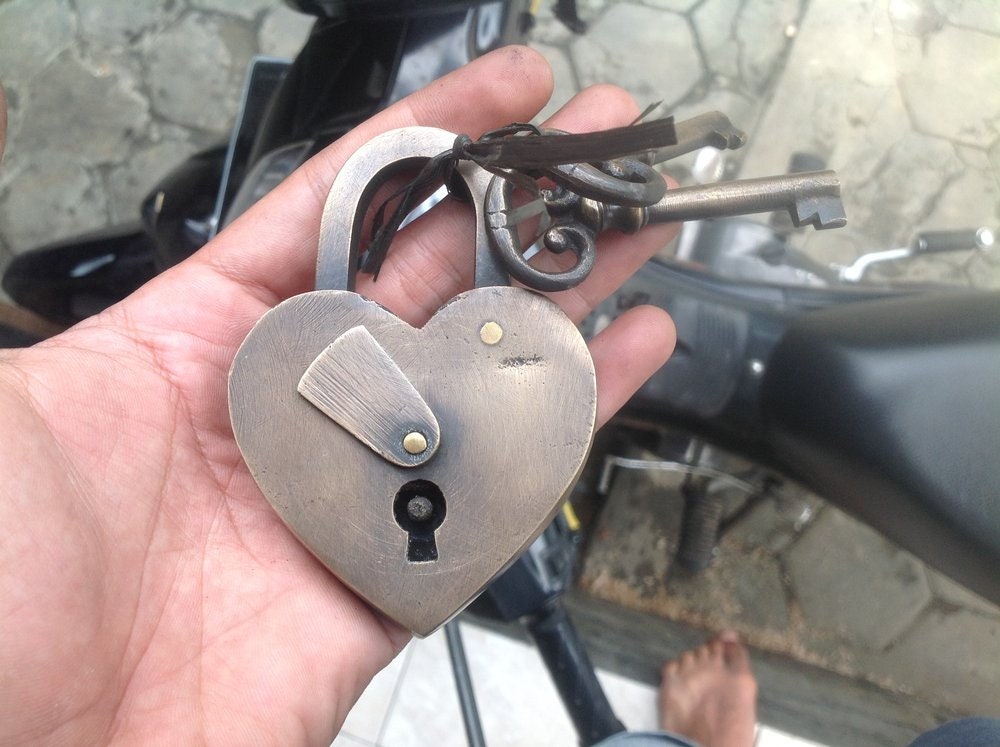 3.74" inches Vintage Love Full Engraved Solid Brass Working PADLOCK and Skeleton Keys