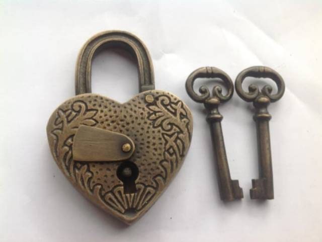 3.74" inches Vintage Love Carved Victorian Full Engraved Solid Brass Working PADLOCK and Skeleton Keys