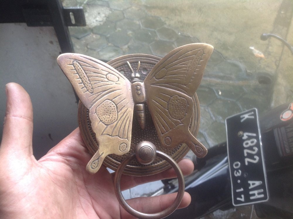 VINTAGE BUTTERFLY Door Knocker Detailed ANTIQUE Solid Brass | Brass door banger