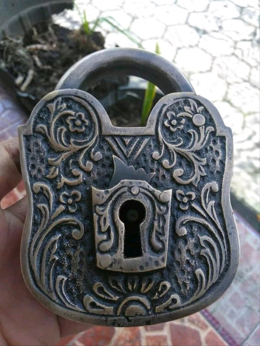 4.92" inches Vintage Large Victorian Full Engraved Solid Brass Working PADLOCK and Skeleton Keys