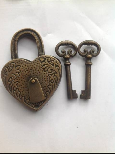 3.74" inches Vintage Love Carved Victorian Full Engraved Solid Brass Working PADLOCK and Skeleton Keys
